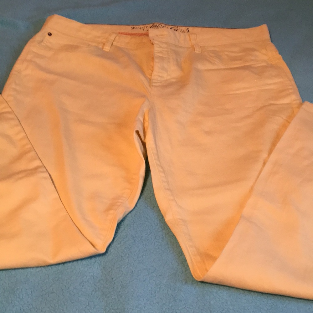 Never worn T Hilfiger yellow jean zipper on pants
